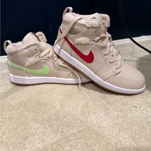 Nike Beige Sherpa High-Tops dunks